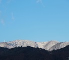 朝日を浴びた山