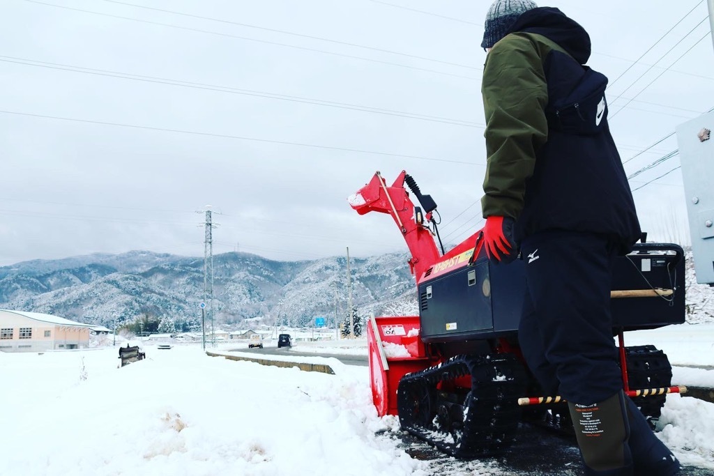 歩道の除雪作業 - 長野県山形村