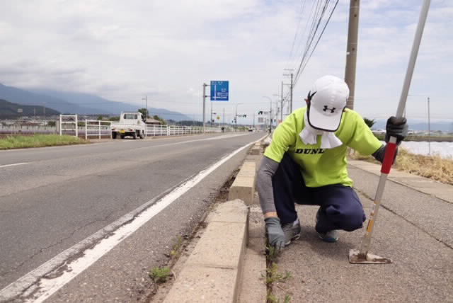 職員による村内道路の除草