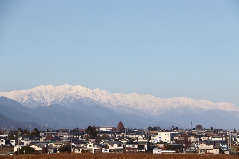 山と住宅地